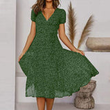 Abito verde a fiori, donna in posa elegante, sfondo neutro con decorazioni naturali. Moda estiva, stile casual chic, tendenze abbigliamento femminile.