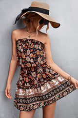 Donna con abito estivo floreale, cappello di paglia e occhiali da sole. Moda estiva, abbigliamento casual elegante, tendenze moda 2023.