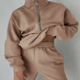 Comfortable tracksuit with zipper for women