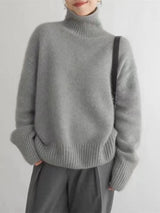 Elegant and cozy turtleneck sweater in linen